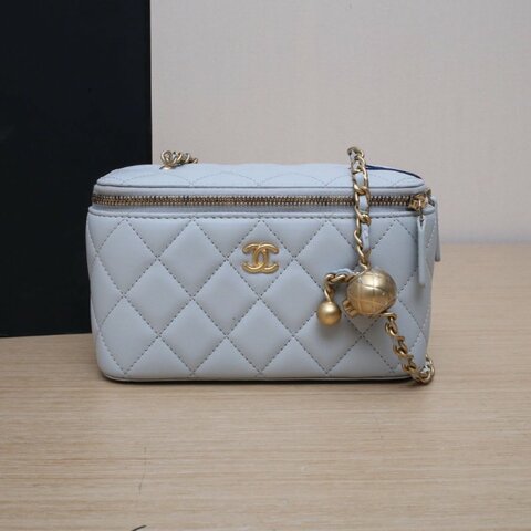 CHANEL 長盒子化妝包帶鏡子16.5淺藍色羊皮鐳射標金扣金球調節扣肩帶肩背包