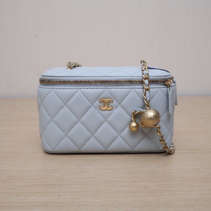 CHANEL 長盒子化妝包帶鏡子16.5淺藍色羊皮鐳射標金扣金球調節扣肩帶肩背包-1