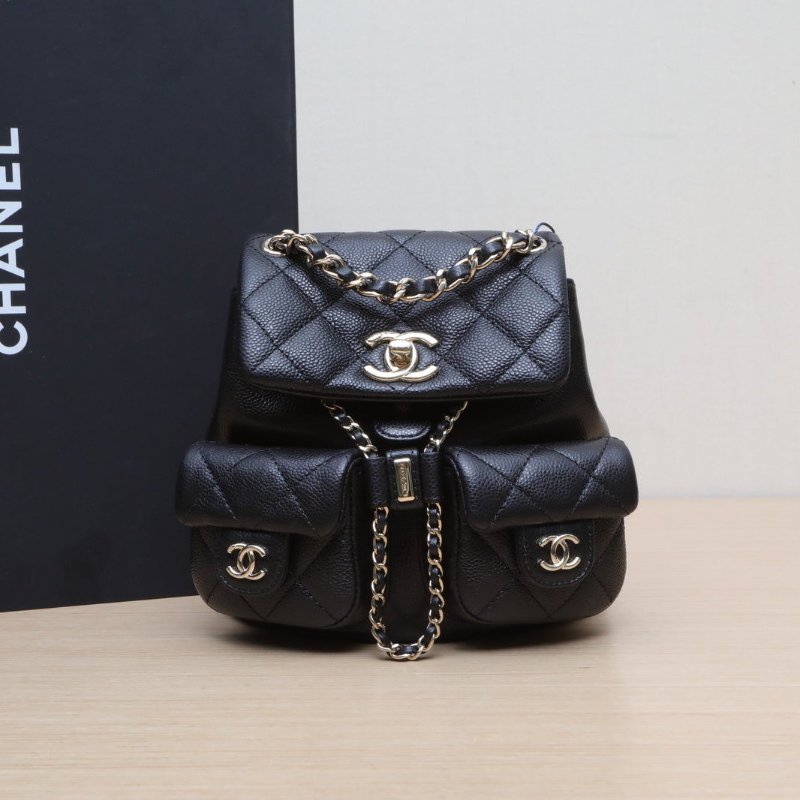 CHANEL 25PDuma抽繩口蓋雙肩包雙口袋小號18黑色牛皮晶片開金扣肩背包-0