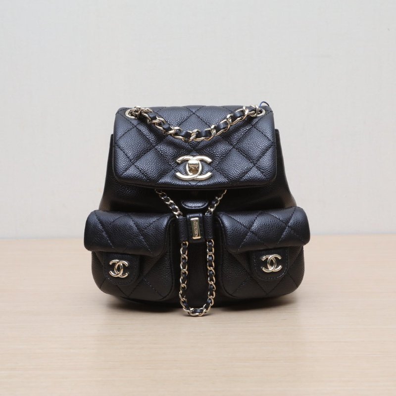 CHANEL 25PDuma抽繩口蓋雙肩包雙口袋小號18黑色牛皮晶片開金扣肩背包-1