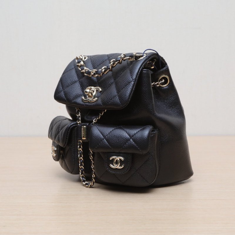 CHANEL 25PDuma抽繩口蓋雙肩包雙口袋小號18黑色牛皮晶片開金扣肩背包-4