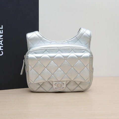 CHANEL 銀色牛皮晶片開銀扣24C太空銀雙肩包19肩背包