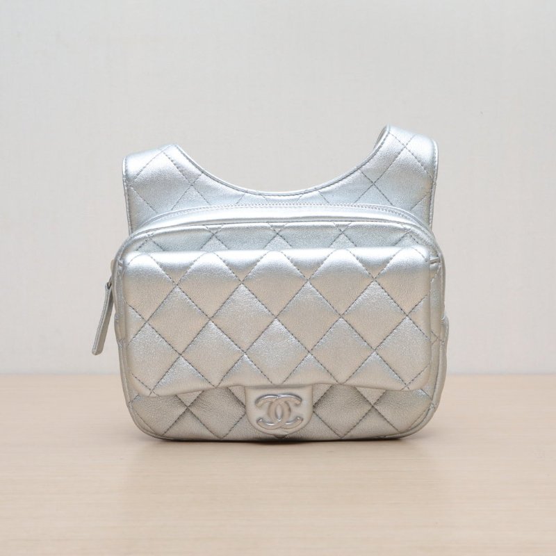 CHANEL 銀色牛皮晶片開銀扣24C太空銀雙肩包19肩背包-1