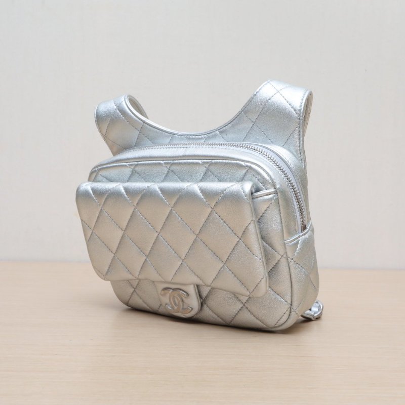 CHANEL 銀色牛皮晶片開銀扣24C太空銀雙肩包19肩背包-3