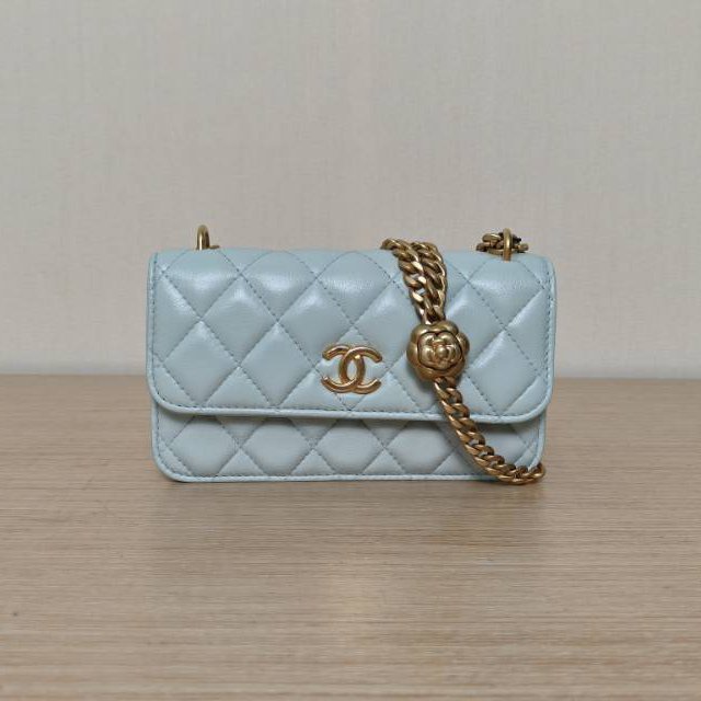 CHANEL 23SCFWOC17淺綠色羊皮鐳射標金扣山茶花調節扣肩帶肩背包-0