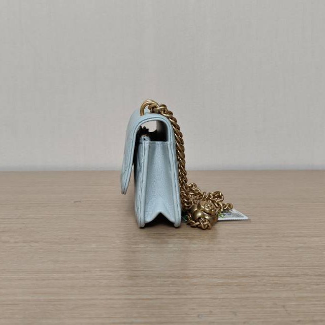 CHANEL 23SCFWOC17淺綠色羊皮鐳射標金扣山茶花調節扣肩帶肩背包-1