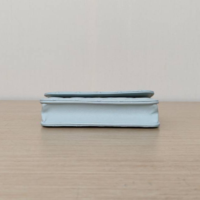 CHANEL 23SCFWOC17淺綠色羊皮鐳射標金扣山茶花調節扣肩帶肩背包-4