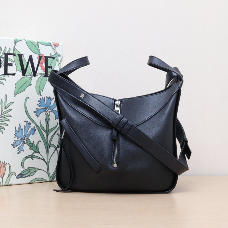 LOEWE Hammock吊床包小號黑色牛皮銀扣肩背包-0