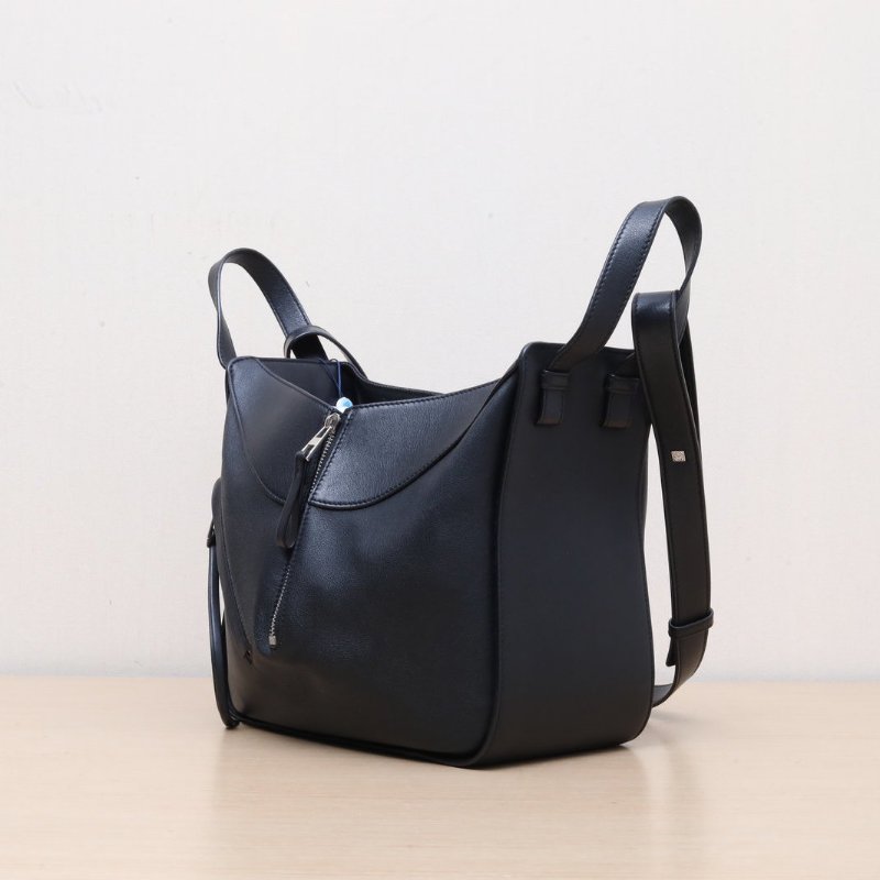 LOEWE Hammock吊床包小號黑色牛皮銀扣肩背包-3