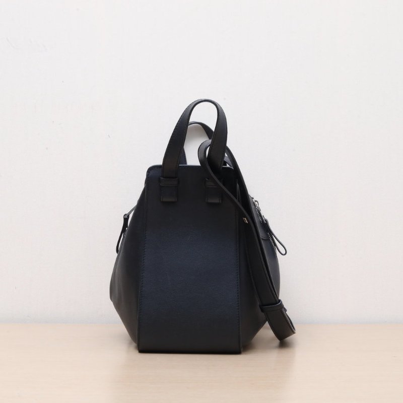 LOEWE Hammock吊床包小號黑色牛皮銀扣肩背包-4