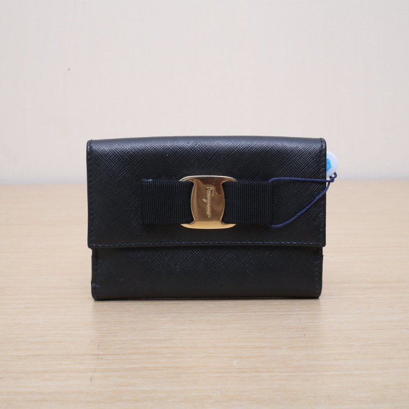 FERRAGAMO 黑色牛皮錢包肩背包-0