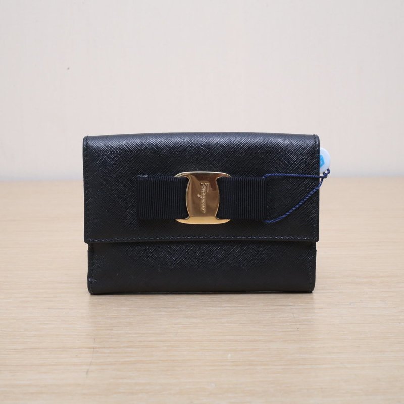 FERRAGAMO 黑色牛皮錢包肩背包-1