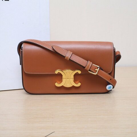 CELINE Triomphe凱旋門金屬鎖扣橫版肩背包20肩帶款焦糖色牛皮金扣肩背包