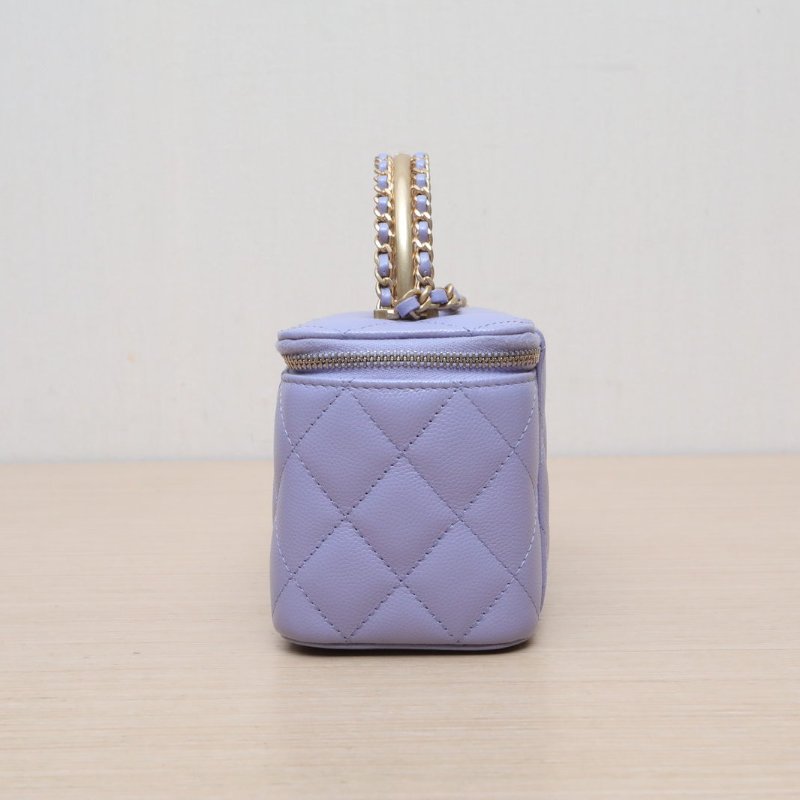 CHANEL 24A手提長盒子化妝包帶鏡子紫色荔枝牛皮鐳射標金扣菱格紋雙皮穿拼金屬字母手柄肩背包-4