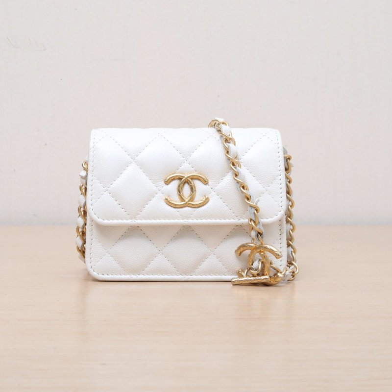 CHANEL 白色荔枝牛皮鐳射標金扣23BCFMiniWOC圓環LOGO調節肩帶肩背包-1