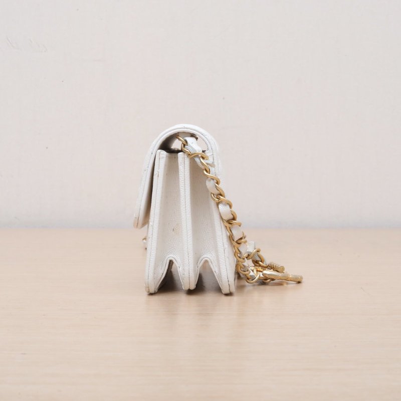 CHANEL 白色荔枝牛皮鐳射標金扣23BCFMiniWOC圓環LOGO調節肩帶肩背包-3