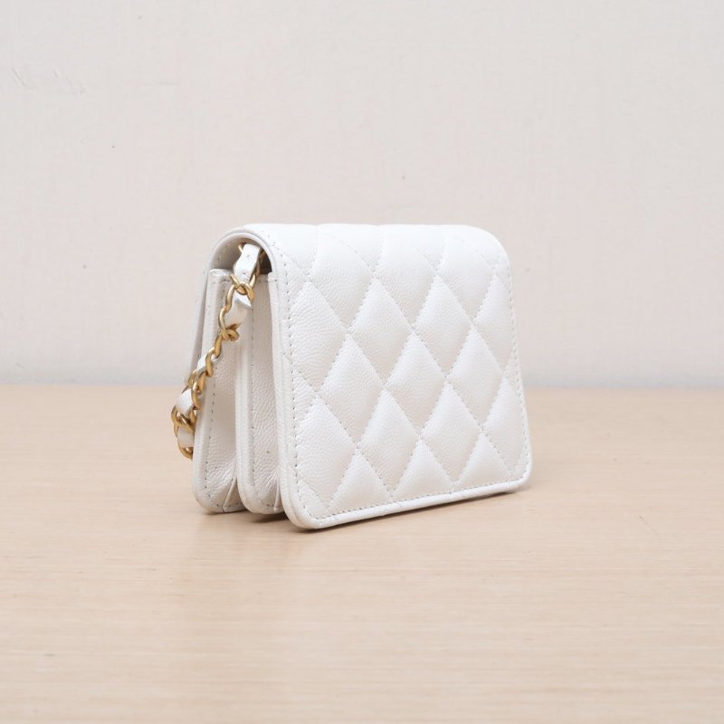 CHANEL 白色荔枝牛皮鐳射標金扣23BCFMiniWOC圓環LOGO調節肩帶肩背包-4