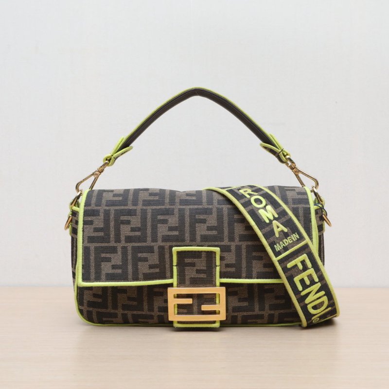 FENDI Baguette法棍包中號老花帆布金扣肩背包-1