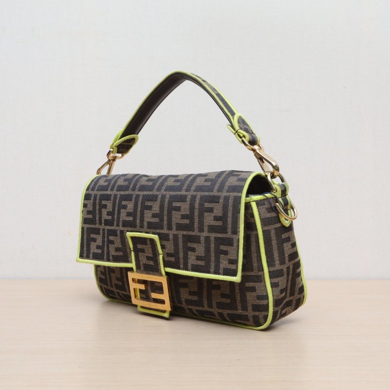 FENDI Baguette法棍包中號老花帆布金扣肩背包-4