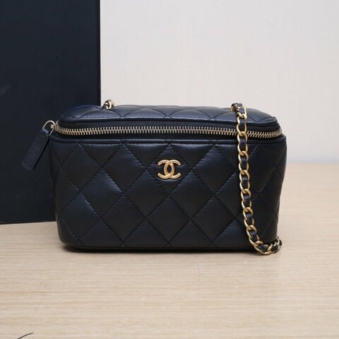 CHANEL 21B長盒子化妝包無鏡子17黑色羊皮31開金扣金球調節扣肩帶肩背包