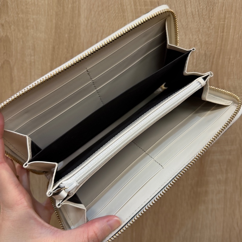 Gucci 白牛皮金釦拉鏈12卡長夾-10