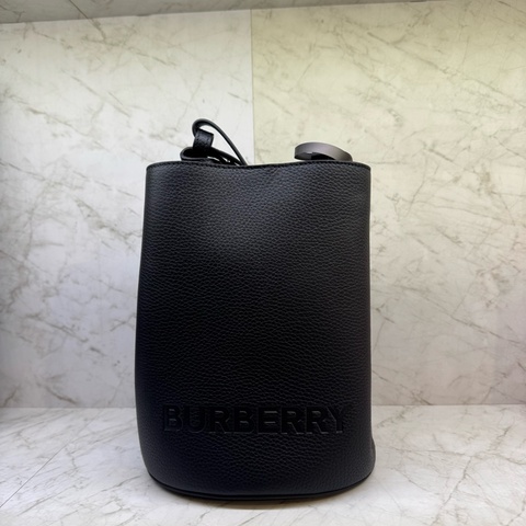 BURBERRY/壓紋L0G0水桶包