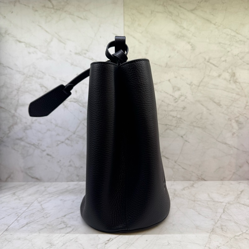 BURBERRY/壓紋L0G0水桶包-1