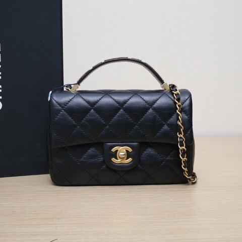 CHANEL 24PCF口蓋包21黑色牛皮晶片開金扣金屬字母雕刻手柄肩背包