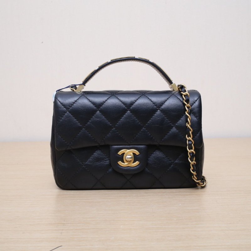 CHANEL 24PCF口蓋包21黑色牛皮晶片開金扣金屬字母雕刻手柄肩背包-1