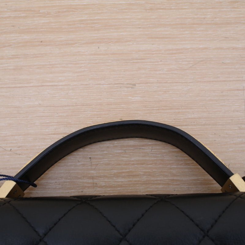 CHANEL 24PCF口蓋包21黑色牛皮晶片開金扣金屬字母雕刻手柄肩背包-2