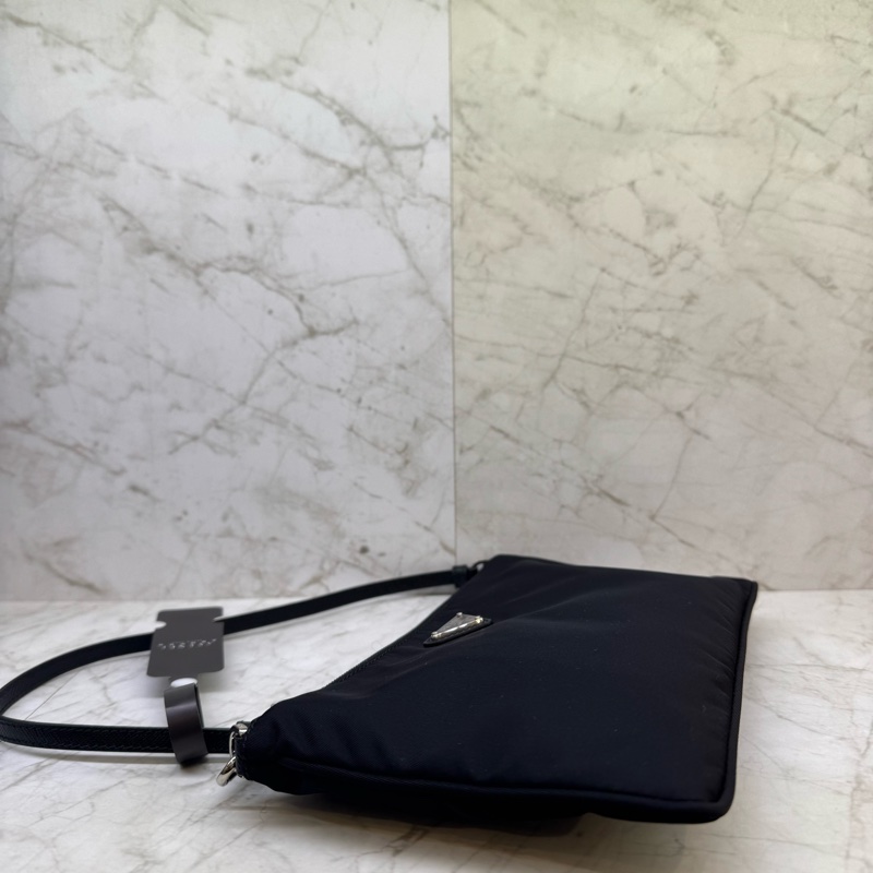 PRADA 黑色尼龍L0GO手提包-1