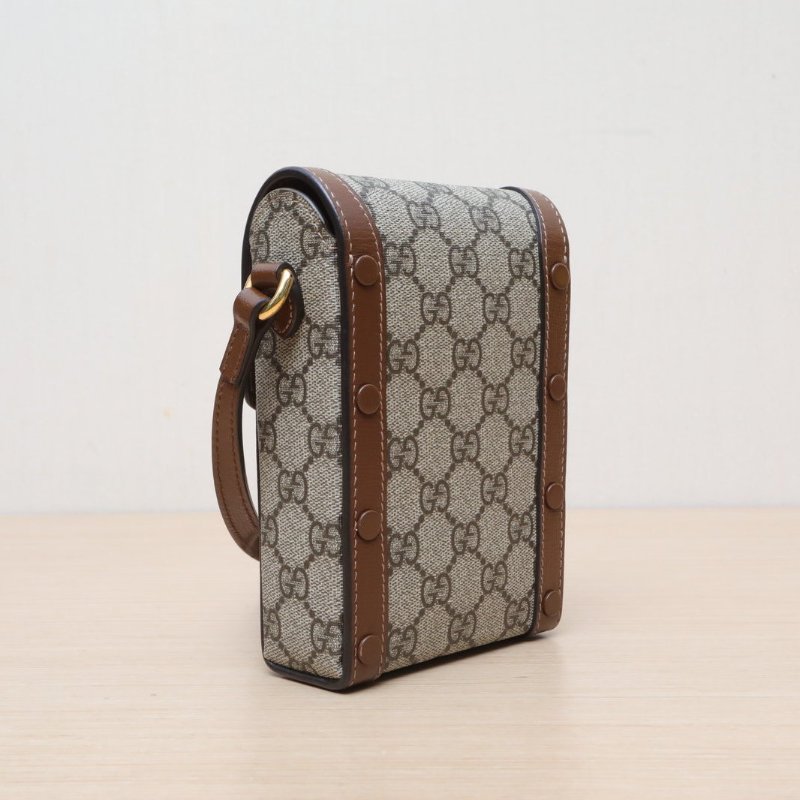 GUCCI Horsebit馬銜扣三角插扣手機包烏木色PVC金扣肩背包-4