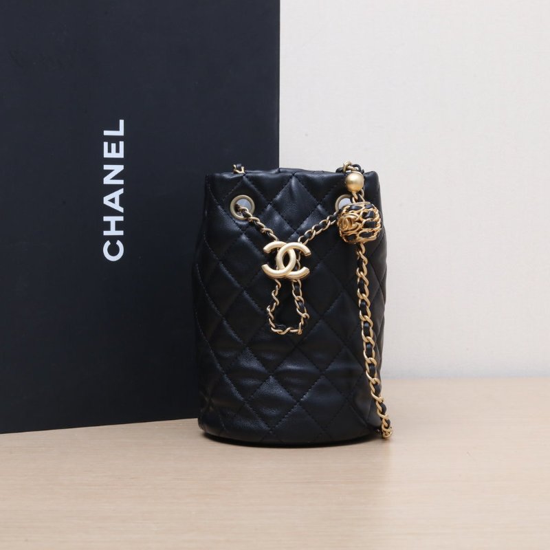 CHANEL 黑色羊皮晶片開金扣抽繩水桶包斜挎包帶核桃金球調節扣肩背包-0