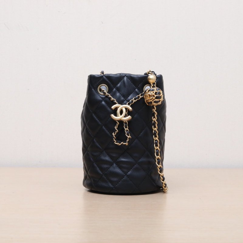 CHANEL 黑色羊皮晶片開金扣抽繩水桶包斜挎包帶核桃金球調節扣肩背包-1
