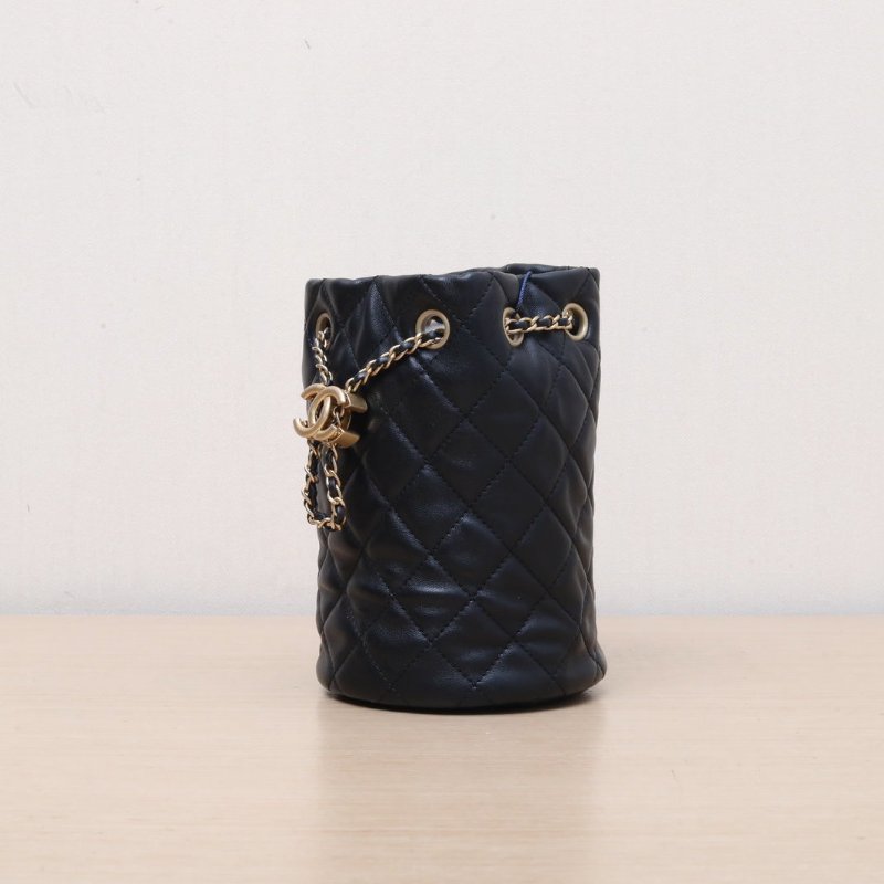 CHANEL 黑色羊皮晶片開金扣抽繩水桶包斜挎包帶核桃金球調節扣肩背包-2