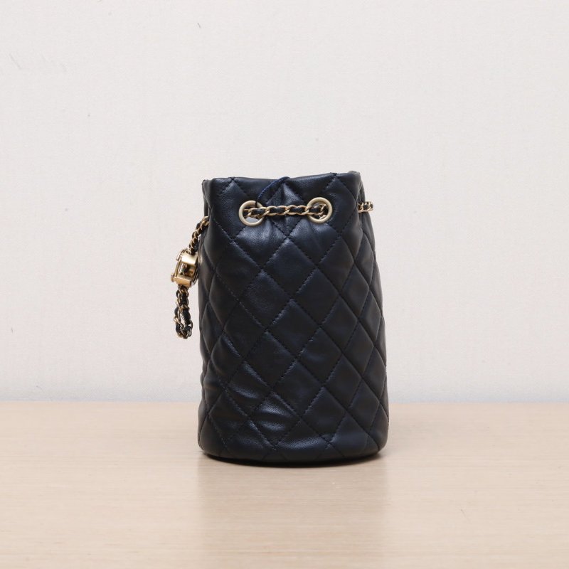 CHANEL 黑色羊皮晶片開金扣抽繩水桶包斜挎包帶核桃金球調節扣肩背包-3