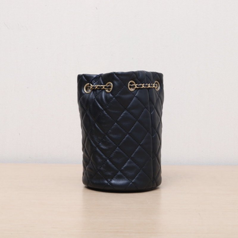 CHANEL 黑色羊皮晶片開金扣抽繩水桶包斜挎包帶核桃金球調節扣肩背包-4
