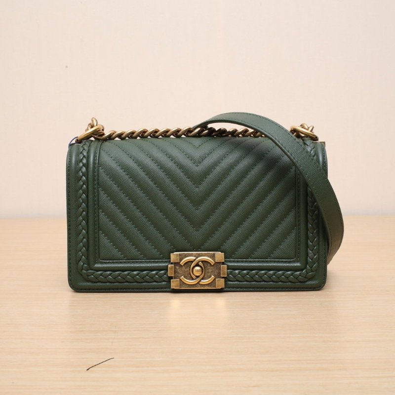 CHANEL Leboy中號25綠色荔枝牛皮25開金扣V紋肩背包-1