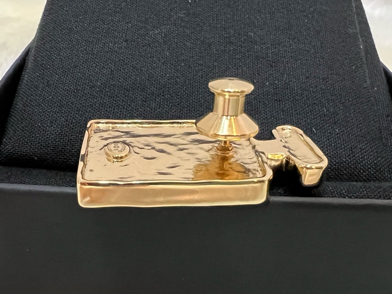 Chanel小香香奈兒皮革金屬香水瓶胸針（全新閒置品）-2