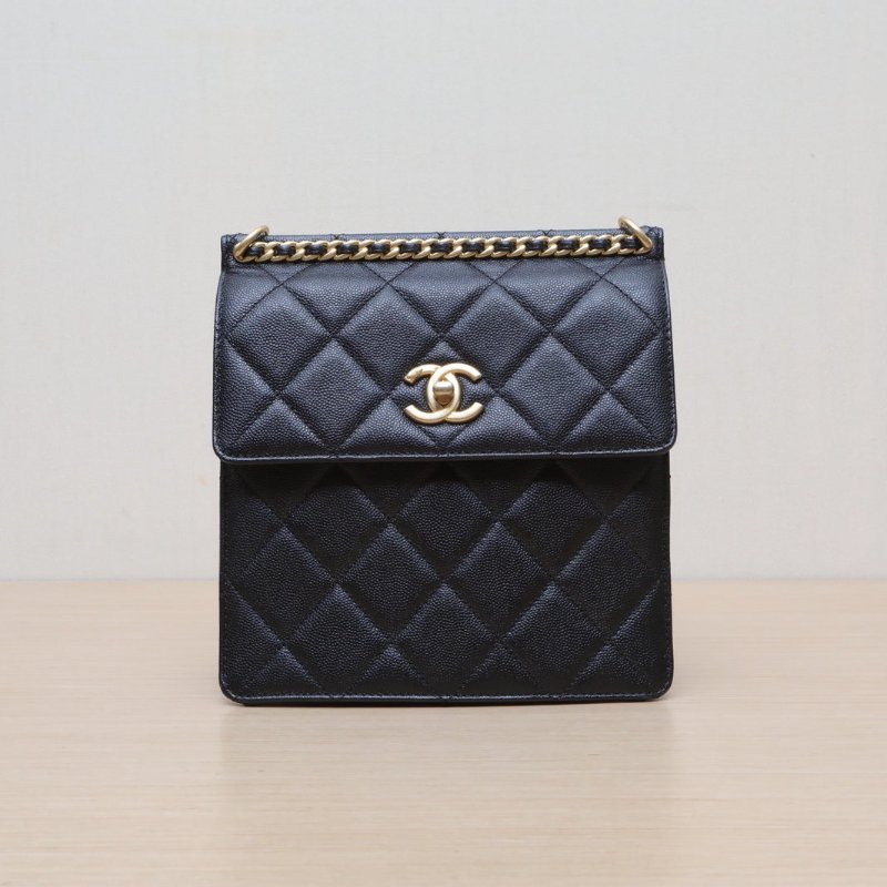 CHANEL 23A手工坊菱格紋翻蓋皮穿鏈鏈條雙肩包黑色荔枝牛皮晶片開金扣肩背包-1