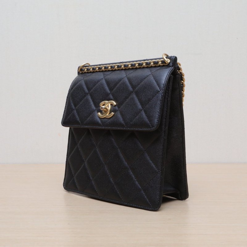 CHANEL 23A手工坊菱格紋翻蓋皮穿鏈鏈條雙肩包黑色荔枝牛皮晶片開金扣肩背包-3