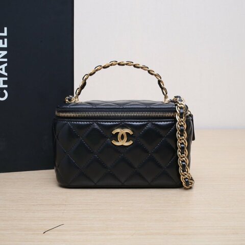 CHANEL 22K長盒子化妝包帶鏡子17黑色羊皮鐳射標金扣金屬皮穿手柄肩背包