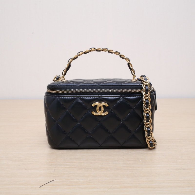 CHANEL 22K長盒子化妝包帶鏡子17黑色羊皮鐳射標金扣金屬皮穿手柄肩背包-1