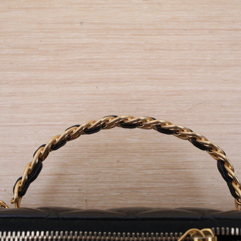 CHANEL 22K長盒子化妝包帶鏡子17黑色羊皮鐳射標金扣金屬皮穿手柄肩背包-2