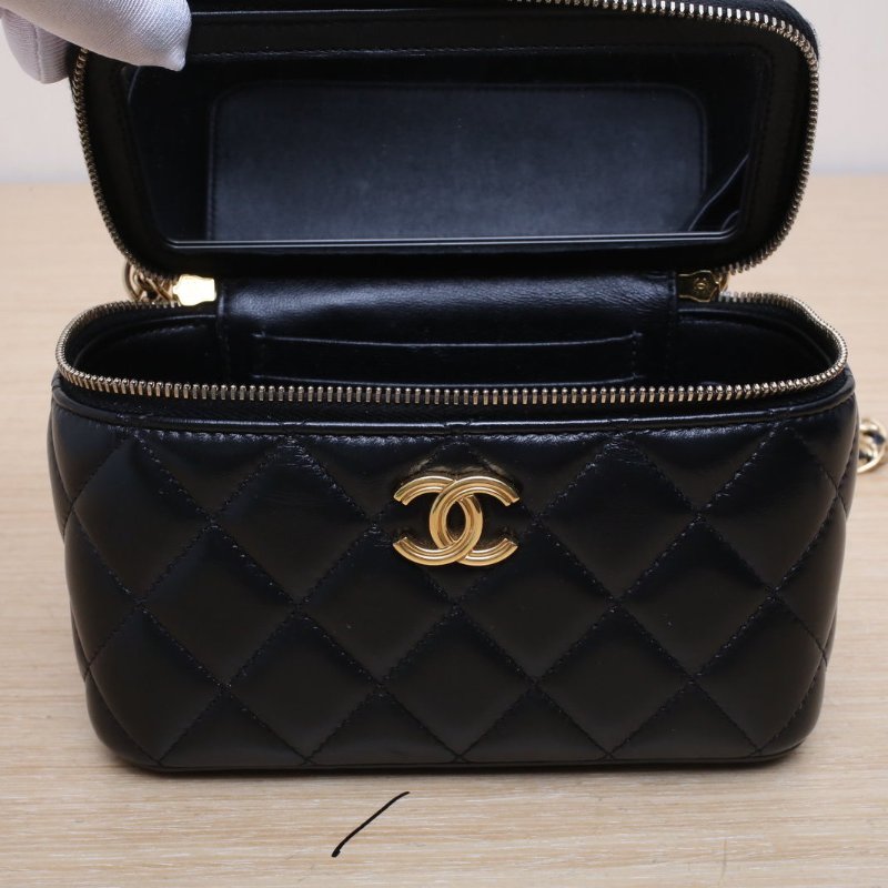 CHANEL 22K長盒子化妝包帶鏡子17黑色羊皮鐳射標金扣金屬皮穿手柄肩背包-3