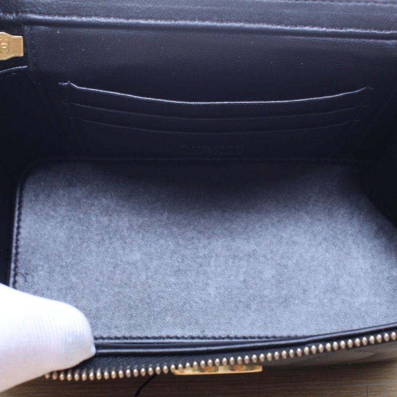 CHANEL 22K長盒子化妝包帶鏡子17黑色羊皮鐳射標金扣金屬皮穿手柄肩背包-4