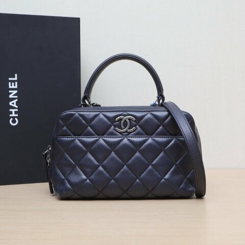 CHANEL TrendyCC保齡球包中號26藍色羊皮21開銀扣肩背包