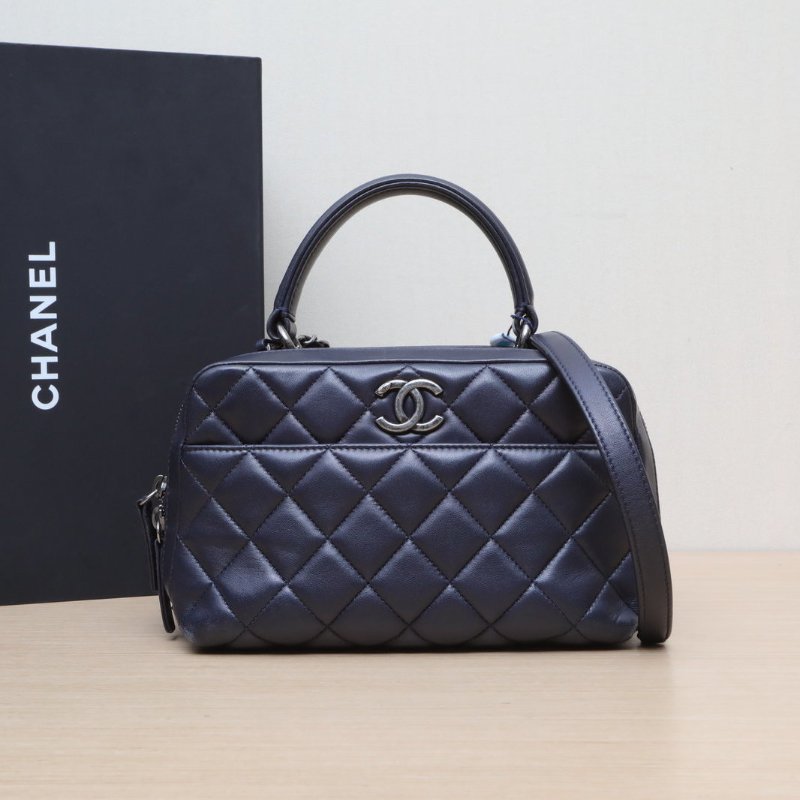 CHANEL TrendyCC保齡球包中號26藍色羊皮21開銀扣肩背包-0