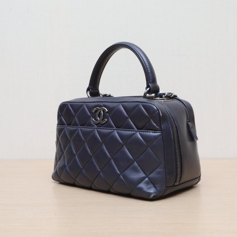 CHANEL TrendyCC保齡球包中號26藍色羊皮21開銀扣肩背包-4