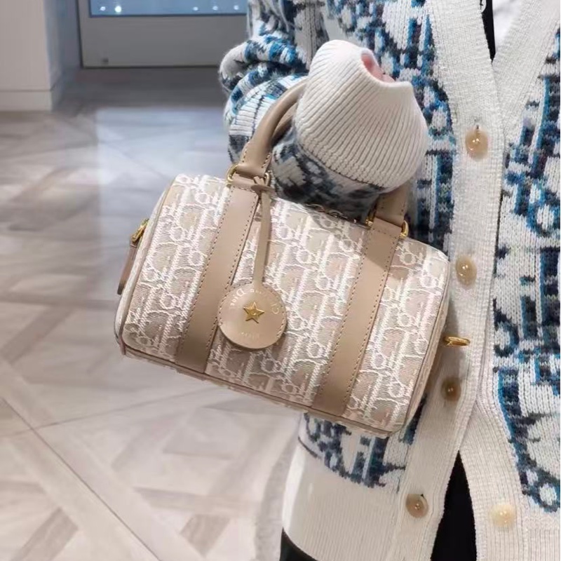 🔥新到：Dior/ 迪奥新款奶茶色Groove20波士顿枕头包，jisoo金智秀同款，尺寸：20*14*12cm-1